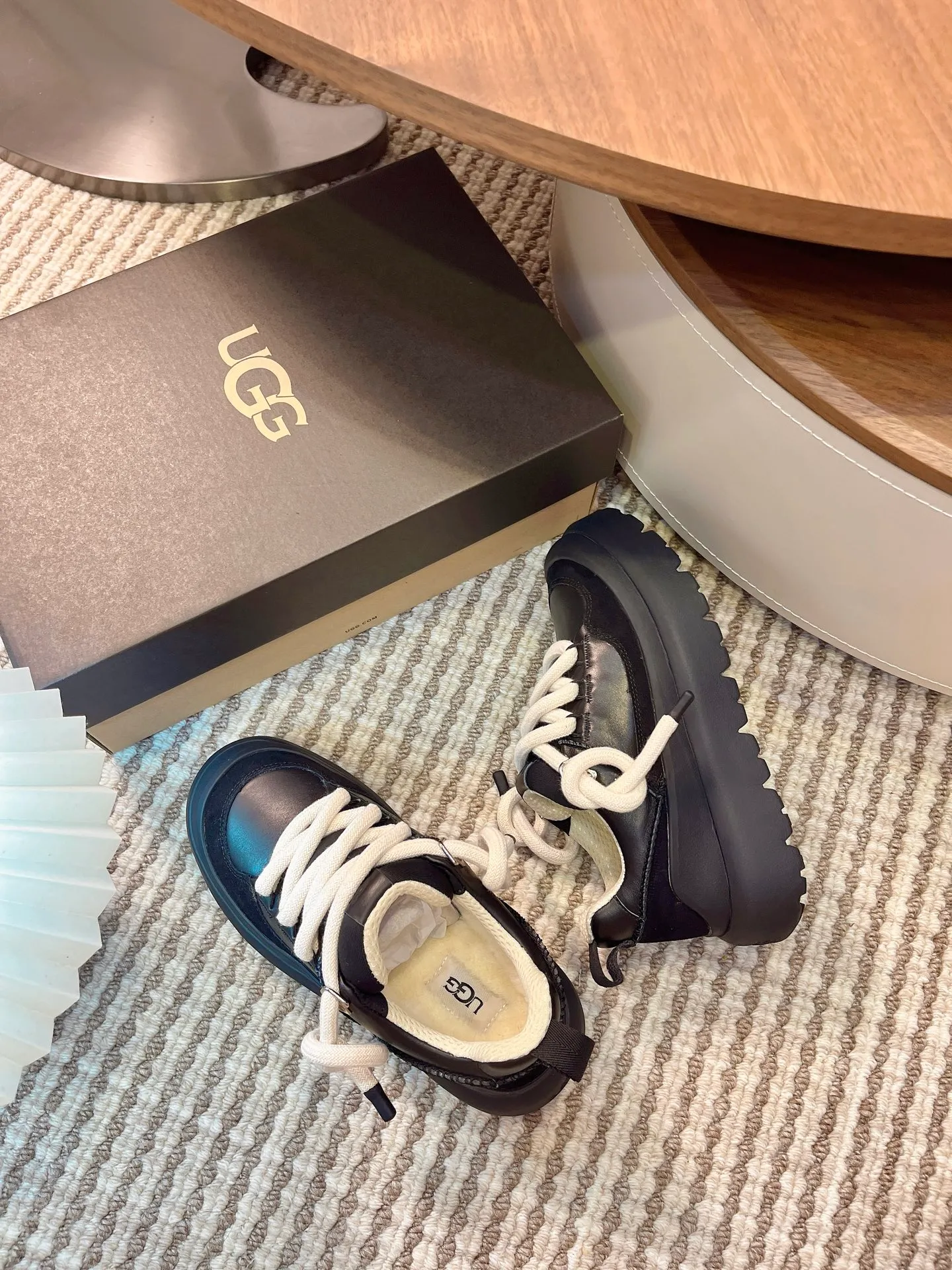 [UGG] P: 600💰 Couple shoes Size: Women's size 35-40 / Men's size 40-44 ugg top quality G131 What you see is what you get UGG new autumn and winter couple series cotton shoes snow boots cotton shoes fur shoes As a leading brand, this new pair also continues its consistent concept of comfort. It is light and comfortable on the feet, as if stepping on clouds. Moreover, its sole is made of EVA material, which is non-slip and wear-resistant. It is stable whether walking or running. You no longer have to worry about tired feet from walking! In addition to comfort, the design of this new pair is also super fashionable! The simple lines and smooth tailoring can be matched with both casual wear and formal occasions. Moreover, the plush decoration on the upper is the finishing touch, making the whole pair look more cute and playful. It is definitely a must-have item for trendy women! Upper: nubuck leather lining: wool